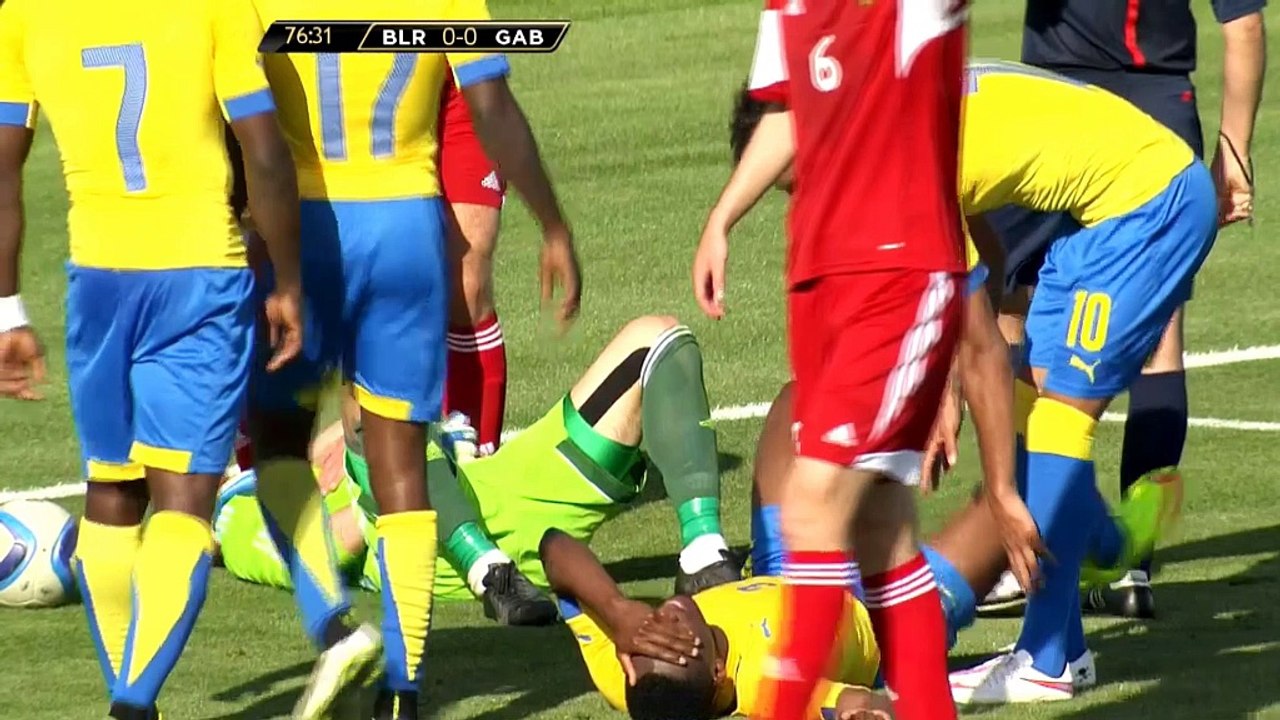 Spieler knallen mit Köpfen zusammen