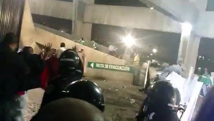 Video muestra enfrentamiento entre aficionados mexicanos y ticos