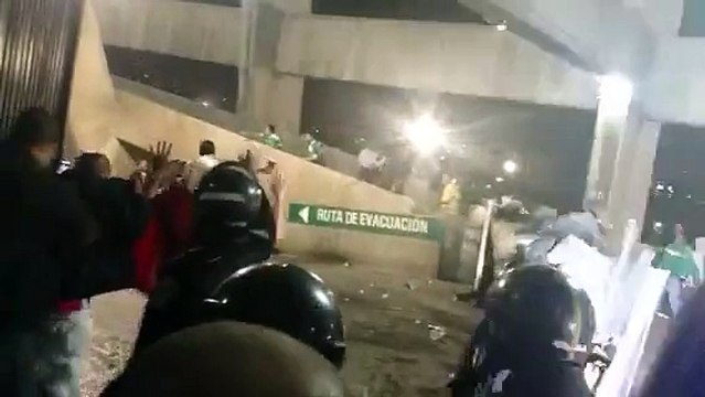 Video muestra enfrentamiento entre aficionados mexicanos y ticos