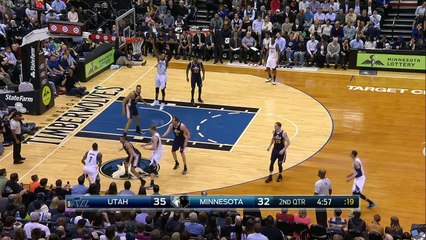 Andrew Wiggins postérize Rudy Gobert.