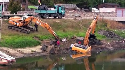 Bagger versinkt im Matsch
