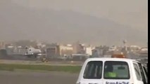 طائرة ايرانية تهبط بدون العجلة الأمامية