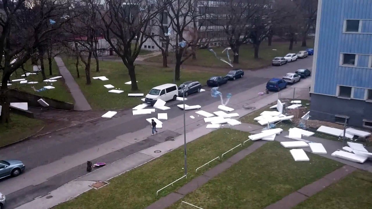Le toit d'un batiment de prague s'envole en pleine tempête!