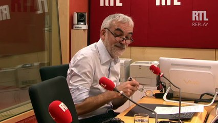 "Soyez le collègue parfait, à l'usine comme à la cantine", lance Pascal Praud