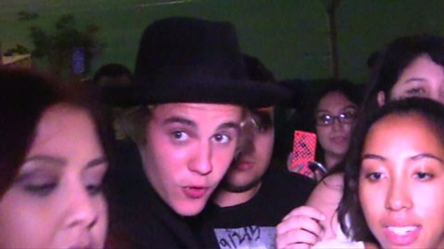 (VIDEO) Justin Bieber MOBBED By Fans | Clicks Group Photo