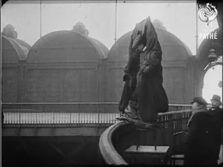 4 février 1912. Il s'élance de la tour Eiffel déguisé en oiseau et s'écrase comme une enclume.