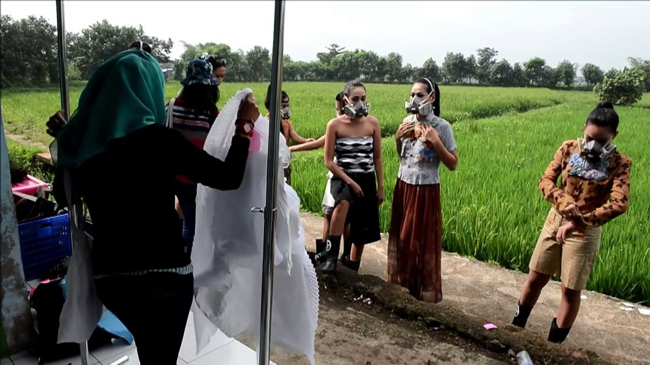 Indonésie: défilé en masques à gaz dans une rizière polluée