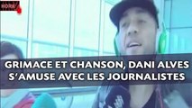 Grimace et chansonnette, Dani Alves s'amuse avec les journalistes