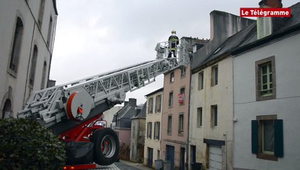 Morlaix. Un enduit de cheminée tombe du haut d'un immeuble