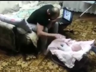 Un chat s'en prend à un père violent envers son bébé !