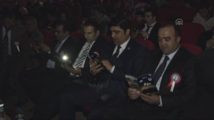 Etkinliğe Katılan Vatandaşlar Telefonlarının Işıklarıyla Kitap Okudu