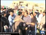 Dunya News - MQM workers smash glasses of Imran Ismail's car