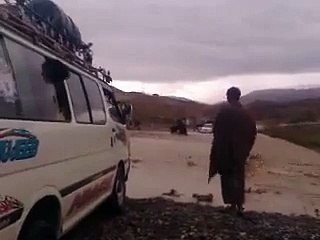 pagal driver ne gari selabi pani main daal di