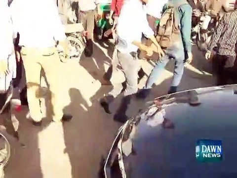 Angry protesters throw stones on PTI rally in Azizabad