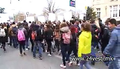 SREDNOSKOLCI PRED PROTESTI