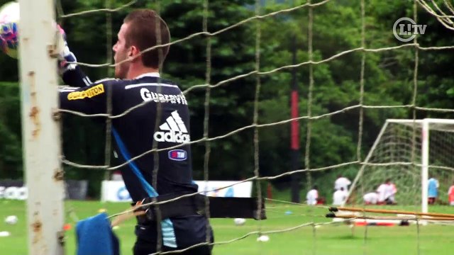 'Homem elástico', Paulo Victor manda bem em treino do Fla