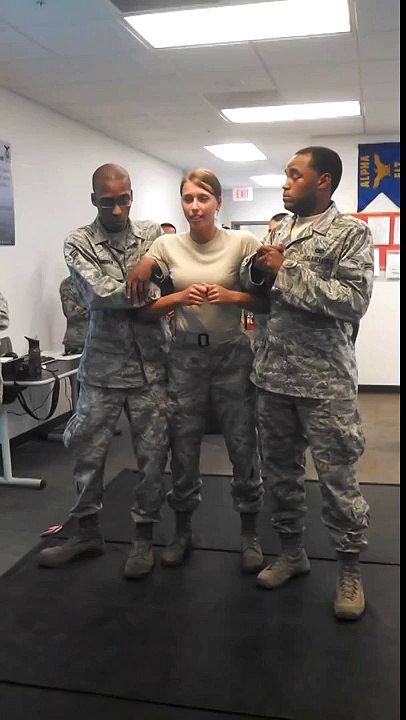 Mauvais Réflexe d'une Militaire qui se fait Taser !