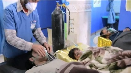 حالات اختناق تلت سقوط براميل متفجرة على إدلب