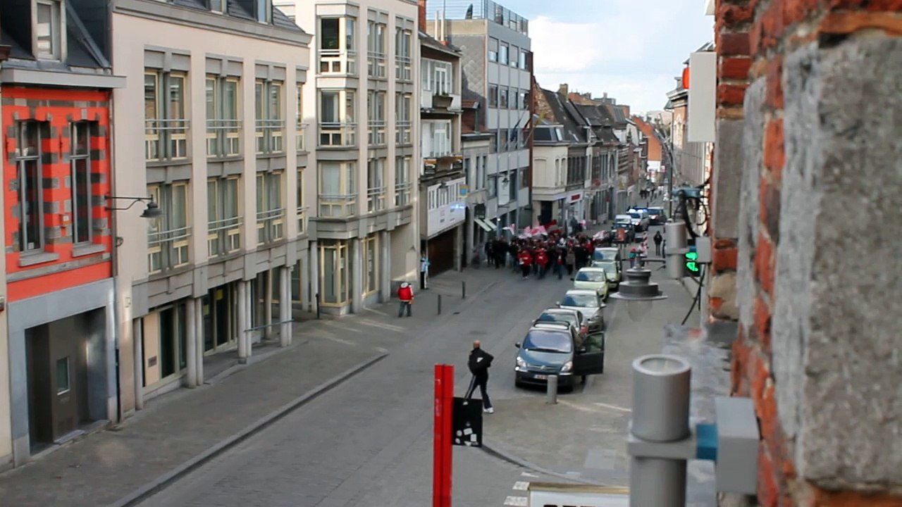 Une manifestation pour le RAEC Mons dans la rue de Nimy