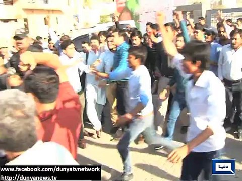 Dunya News - Imran Ismail's vehicle attacked as clash of PTI, MQM workers turns violent