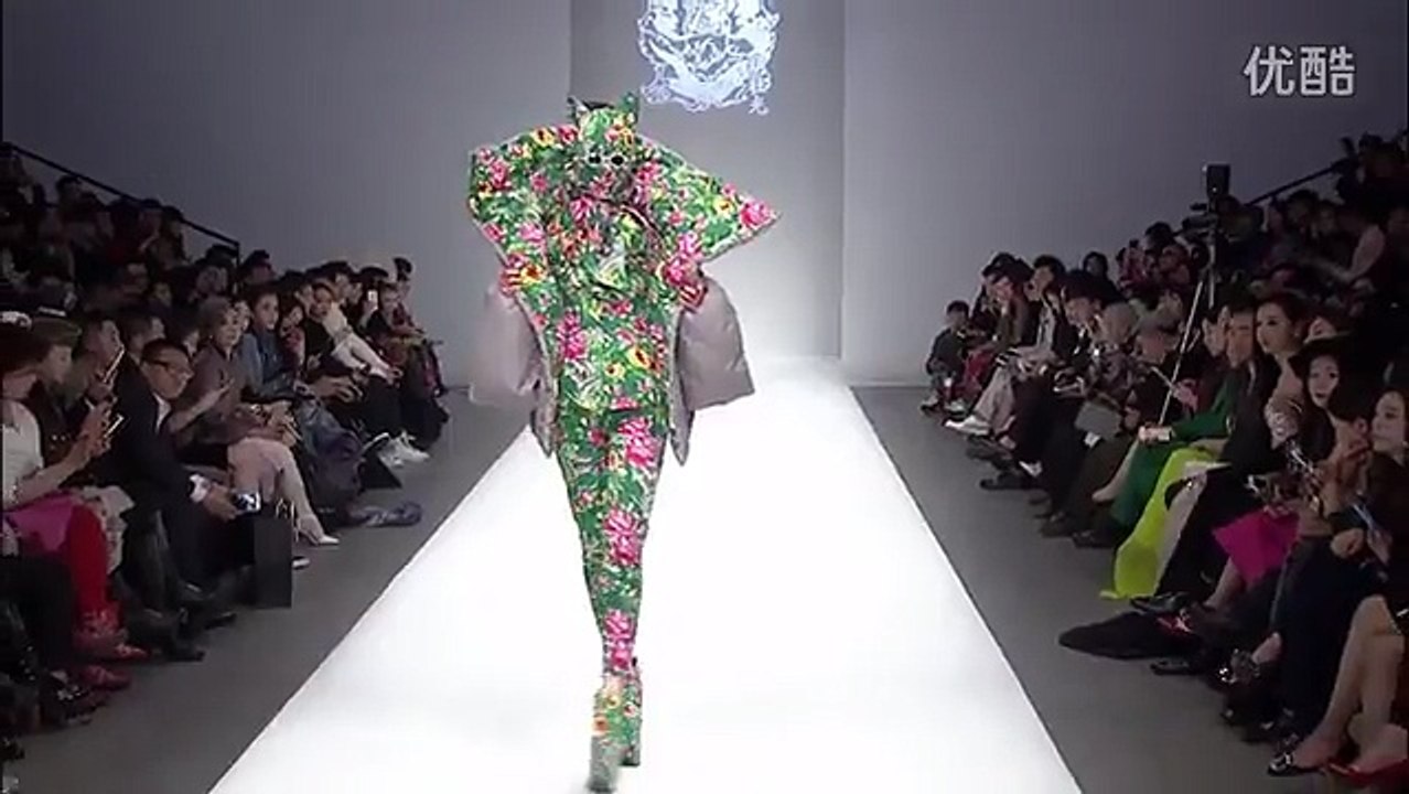 Modelo chino de 79 años brilló en pasarela de la Semana de la Moda de Beijing