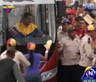 Maduro llega a Cojedes conduciendo un autobús Yutong
