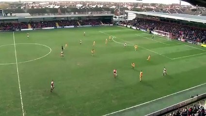 لاعب بالدوري الإنجليزي يبدع و يحرز هدف ( لوب ) عالمي