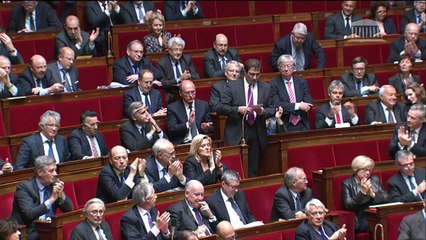 Valls appelle l'UMP à se "découvrir"