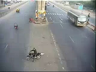 Dangres Accident But Biker R Safe