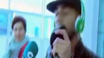 Dani Alves no quiso responder preguntas y le cantó a la prensa