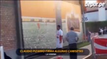 Selección Peruana: El día que Pizarro firmó una camiseta de Universitario (VIDEO)