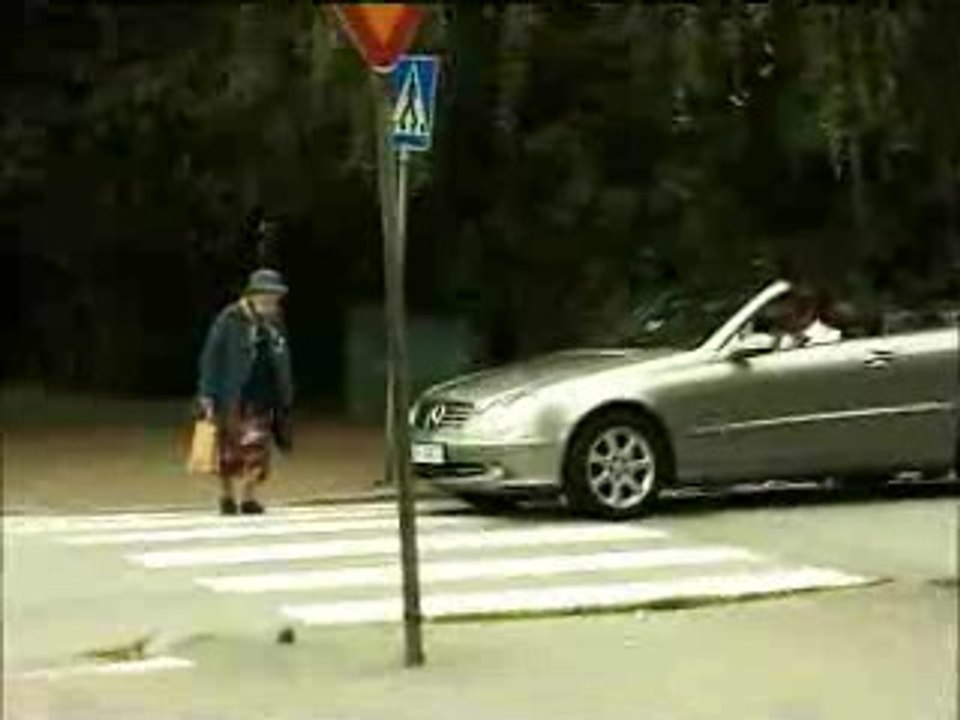 Pub IKEA (Vieille dame et airbag)