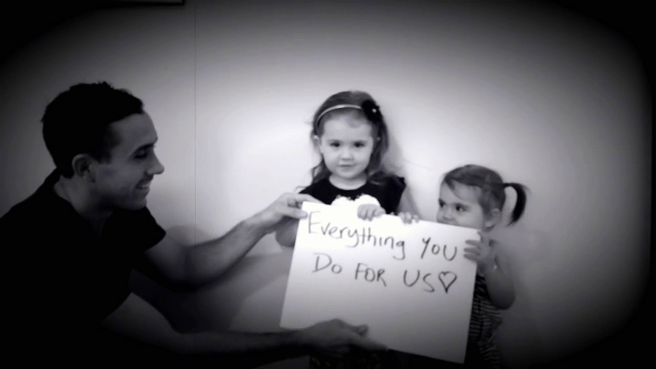 Des petites filles aident leur père à demander leur maman en mariage