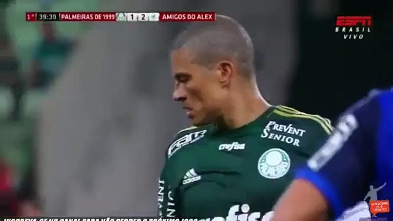 L'arbitre écrit le nom d'Alex De Souza avec son spray pour son jubilé