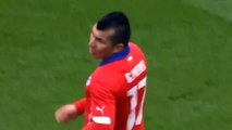 Medel s'essuie salement les crampons sur Neymar lors de Brésil - Chilie