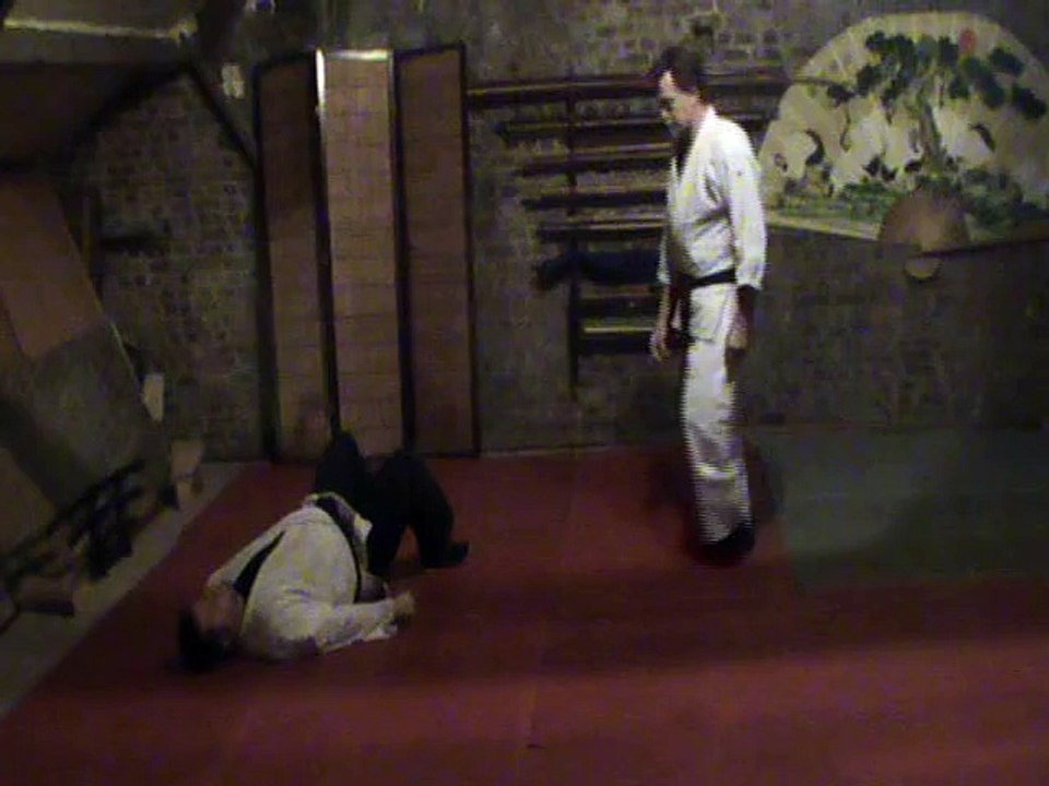 Sol contre debout latéral aux mains :  mawashi tuski jambes inversees