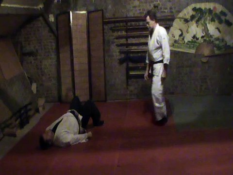 Sol contre debout latéral aux mains : mawashi tuski jambes inversees