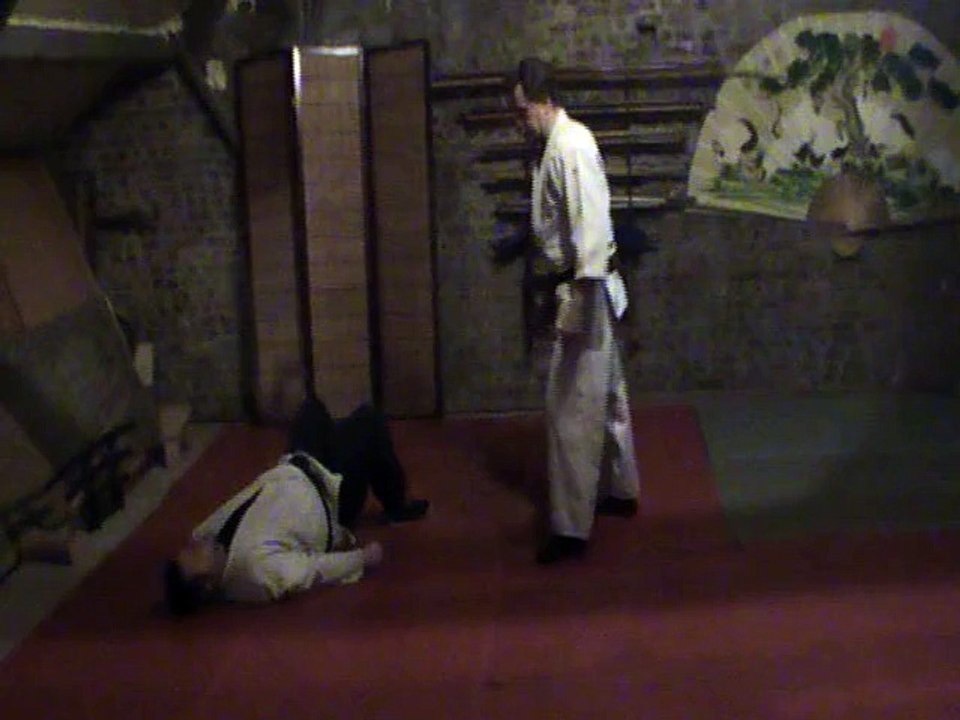 Sol contre debout lateral aux mains : mawashi tuski