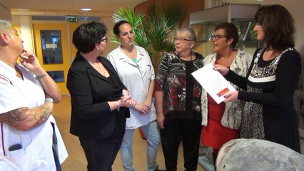 Olifant Joep ontvangt cheque - Careyn Vier Ambachten / Spijkenisse 2015