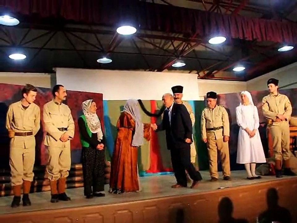 Tiyatro Birikim oyuncuları seyircileri selamladılar.