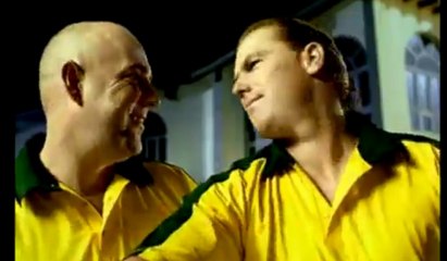 Shane Warne and Darren Lehmann playing street cricket in Pakistan