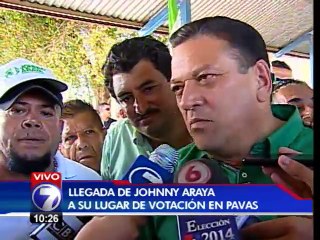 Gritos, abrazos y saludos dificultaron llegada de Araya a emitir su voto