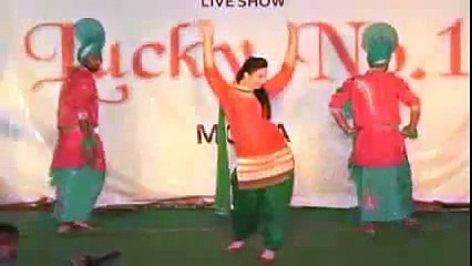 GirLs Dance At School Function on desi ganna la de bhangra