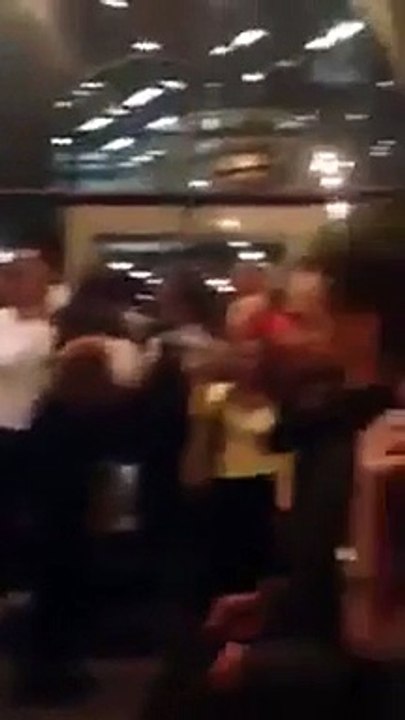 Menina é humilhada pelo namorado depois de traí-lo