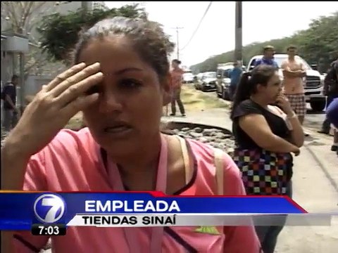 Un total de 100 bomberos controlaron fuego que consumió bodega en Alajuela
