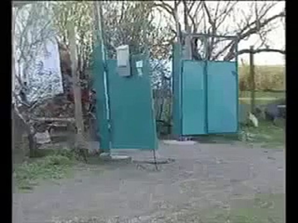 Drunk Dude blew the neighbor's door - Driving in Russia
