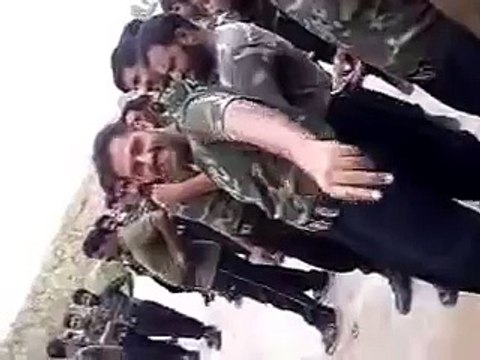 Ce soldat pakistanais fait du Tir de précision sur son pote avec un 9mm!