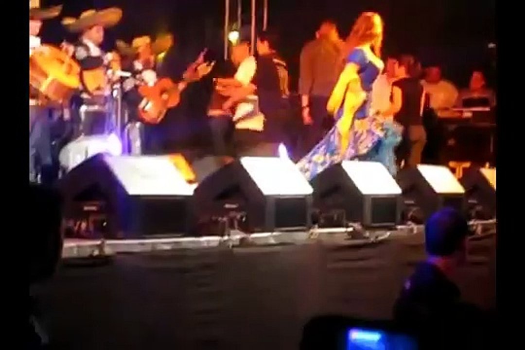 Jenni Rivera pelea con una fan en el escenario en Puerto Vallarta