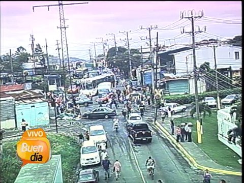Taxistas informales bloquean paso en Pavas