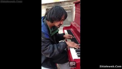 SORPRENDENTE VAGABUNDO HOMELESS ARTISTA USA UN PIANO PARA INTERPRETAR UNA CANCION CON HERMOSA MELODIA ARTE URBANO EN ALGUN LUGAR